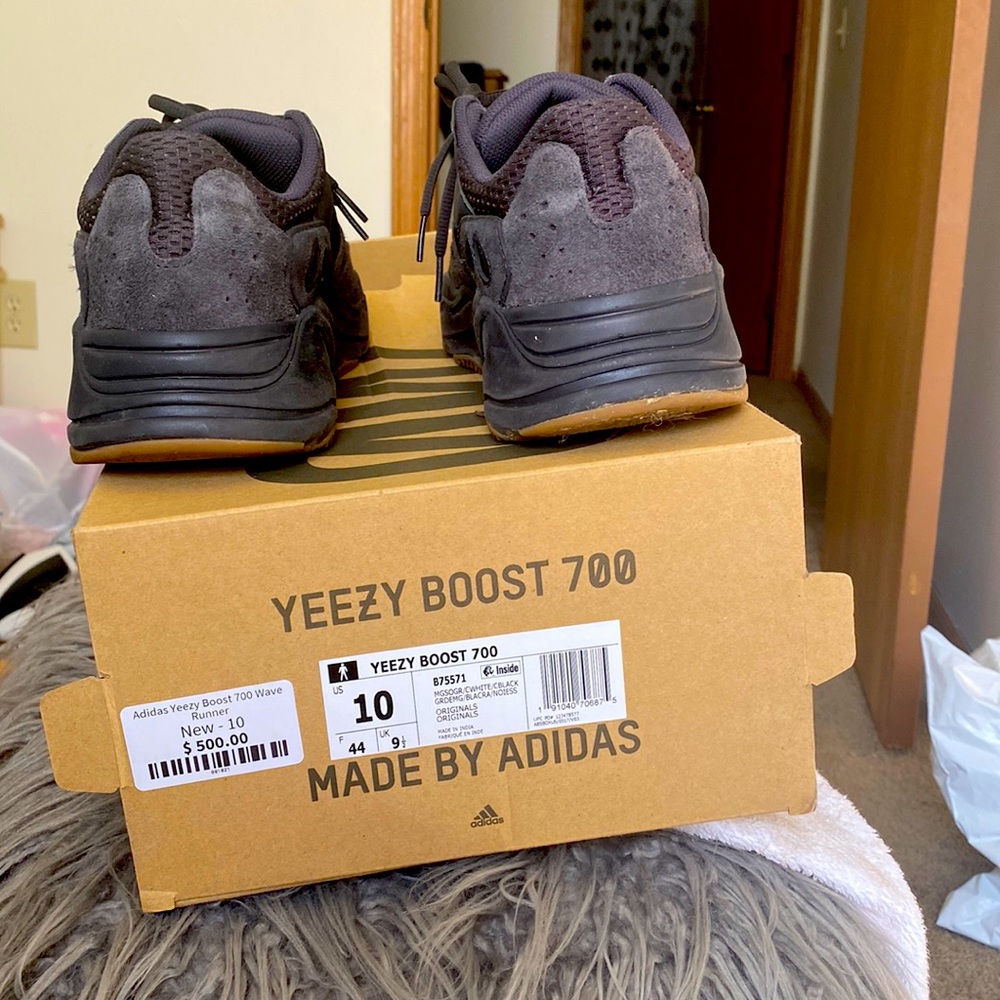 Yeezy boost 700 size 10 men